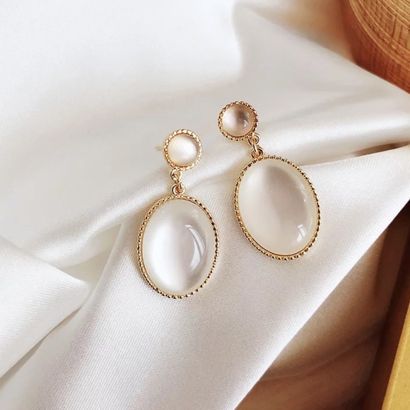 Jewelry - 🎀 Exquisite Opal Pearlized Luxury Earrings 🎀